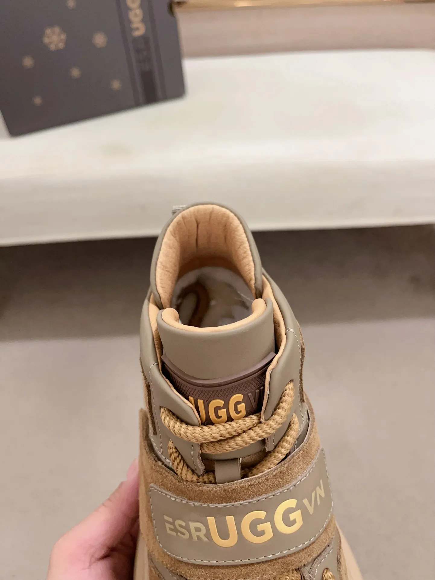 Factory Price: 380 Men's Men's Shoes💰North American Men's Shoes Ugg ☃️In the special sale of new high-quality men's shoes and snow boots in autumn and winter, the nemesis of extreme cold weather! Made of cowhide leather, merino wool lining, and original outsole, whether driving, outdoor or daily wear, there is always one that suits you! Code number 39-44